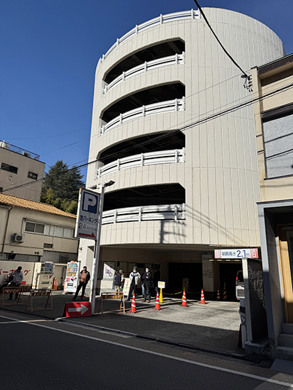 待合スペースの駐車場