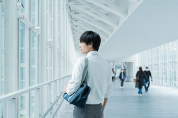 学校の中の男子学生