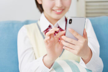 スマホを触る学生